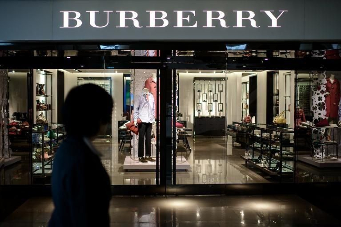 OMONDO ÉCONOMIE : Burberry rétrogradé à la Bourse de Londres, signe des difficultés du luxe britannique